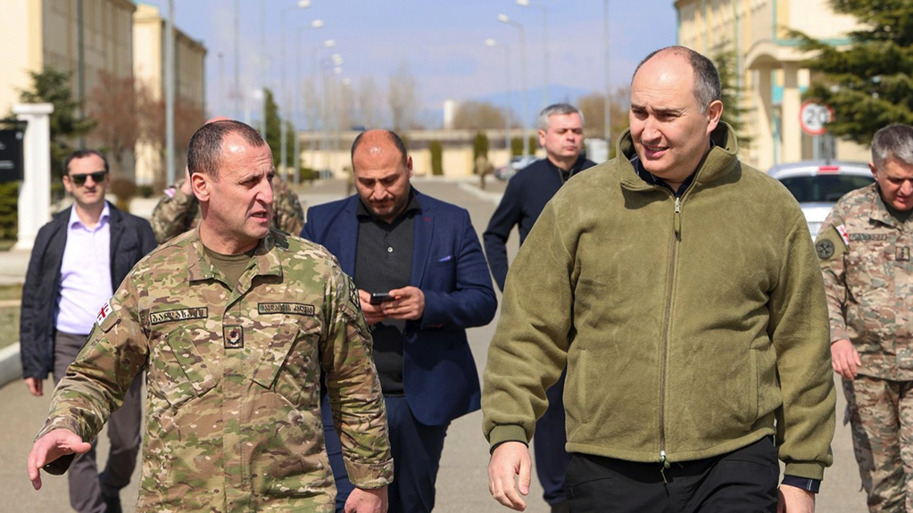  თავდაცვის ყოფილ მინისტრს 10 წლით პატიმრობა მიესაჯა