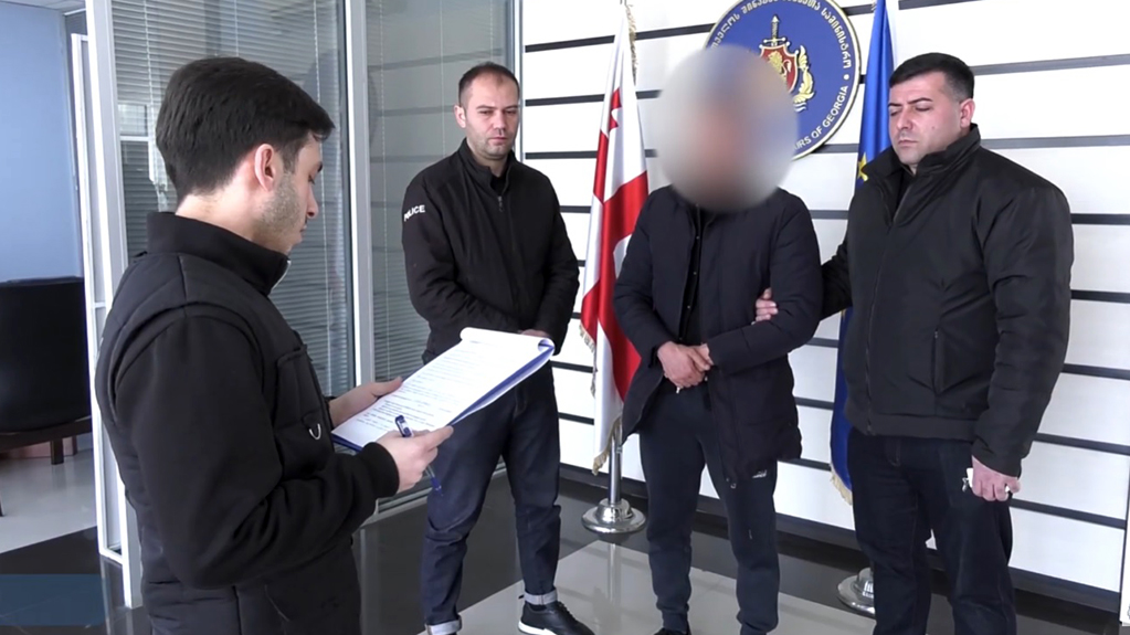  20 წლის ქალის გატაცებისა და გაუპატიურების საქმეზე სამი პირი დააკავეს