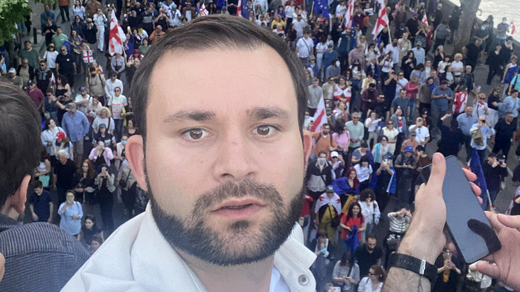  ტროტუარზე დგომის საქმე რეაგირებისთვის პოლიციის დეპარტამენტს გადაეცა